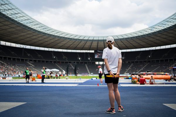 Eine Kampfrichterin im Olympiastadion waehrend der deutschen Leichtathletik-Meisterschaften im Olympiastadion am 26.06.2022 in Berlin